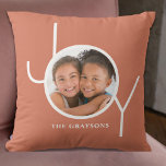 Joy Foto Kussen<br><div class="desc">Dit stijlvolle kerstvakantie fotokussen is versierd met het woord JOY in moderne witte typografie op een terracotta achtergrond. het maakt een geweldige familie aandenken. Gemakkelijk aan te passen met uw foto en naam.</div>