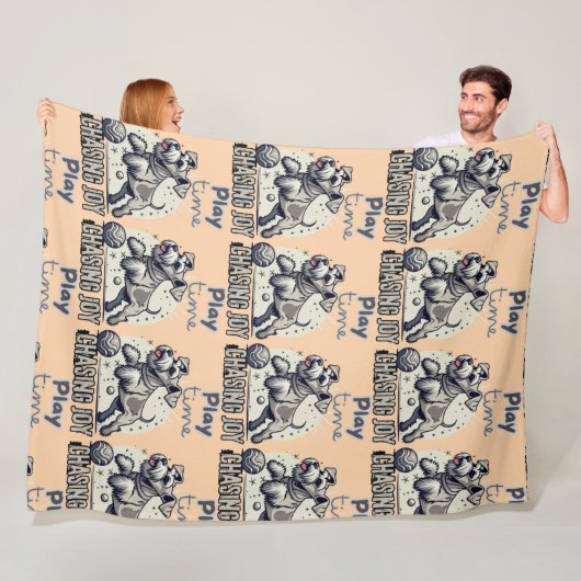 Joy in Motion: Grijze hond en bal speeltijd Fleece Deken (In situ)