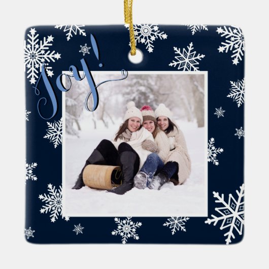 Joy! Kerstfoto van Navy Blue en White Snowflakes Keramisch Ornament (Voorkant)