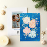Joy kerstOcean Waterverf Seashell Ornaments Folie Feestdagenkaart<br><div class="desc">Wie heeft sneeuwvlokken nodig als je seizoenshellen hebt? Vang een koel casual en kustvibe in deze feestelijke zee-zoon met ons op zee geïnspireerde collectie voor feestdagen op de kust. We hebben met de hand geschilderde waterverf oceaan en dollars en seashell hangende siervoorwerpen met gouden accenten. Mooie lichtblauwe, perzikkleurige creëer van...</div>