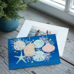 Joy kerstOcean Waterverf Seashell Ornaments Folie Feestdagenkaart<br><div class="desc">Wie heeft sneeuwvlokken nodig als je seizoenshellen hebt? Vang een koel casual en kustvibe in deze feestelijke zee-zoon met ons op zee geïnspireerde collectie voor feestdagen op de kust. We hebben met de hand geschilderde waterverf oceaan en dollars en seashell hangende siervoorwerpen met gouden accenten. Mooie lichtblauwe, perzikkleurige creëer van...</div>