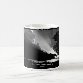 Joy komt 's ochtends koffiemok