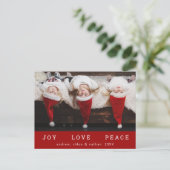 JOY LOVE PEACE Kerstmis Funny Foto Red Feestdagenkaart (Staand voorkant)