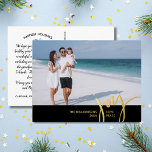 Joy Love Peace Large Photo KerstLetter Black Folie Feestdagen Briefkaart<br><div class="desc">Verstuur speciale vakantiewensen met dit feestelijke briefkaart met "JOY" in een handgetekende typografische doopvont in echte gouden folie - geplaatst tegen uw douanefoto en zwarte grens. Voeg gemakkelijk jouw naam en douanetekst aan de voorzijde en uw eigen getypte vakantiegroet aan de achterzijde toe of schrap de nota om ruimte voor...</div>