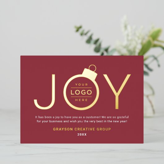 Joy Modern Gold en Garnet Red Logo Ornament Folie Feestdagenkaart (Staand Voorkant)