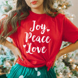 Joy Peace Love Red Pensed Script Womens Holiday T-shirt<br><div class="desc">Vrouwelijke Joy Peace and Love stijlvolle vakantieduiken in modern wit geborsteld script met schattige hartaccenten. De rode T-shirt kleur kan worden aangepast.</div>