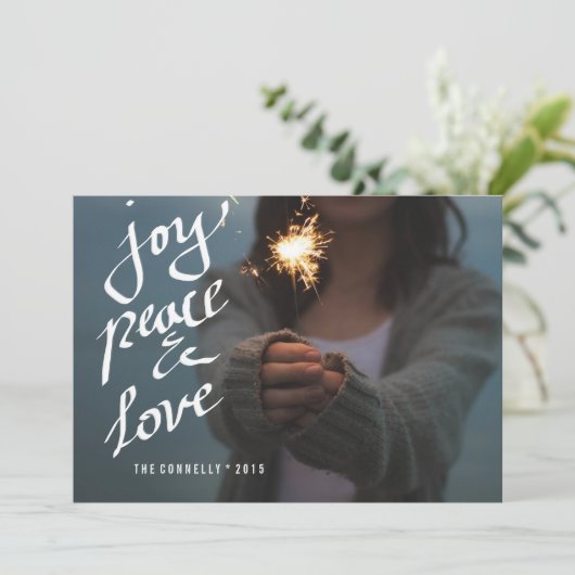Joy Peace Love Script Whimsical Holiday Foto Feestdagenkaart (Staand voorkant)