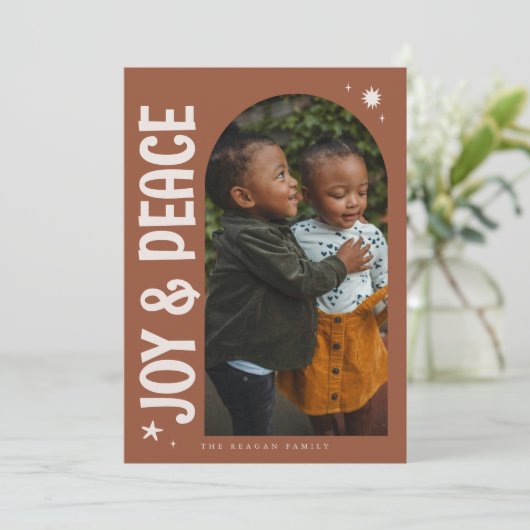 Joy & Peace Minimalist Terracotta Arch Feestdagenkaart (Staand voorkant)