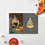 Joy Pizza Love Chalkboard Foto Feestdagenkaart<br><div class="desc">Illustratie van een kerstboomvormig stuk pizza met een rode,  groene tinten en een ster bovenaan. Pas de naam,  het jaar,  en de foto aan. Achtergrond is het karton geïnspireerd.</div>