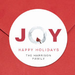 Joy Red Cardinal Waterverf Christmas Ronde Sticker<br><div class="desc">Het moderne,  op natuur geïnspireerde Kerst sticker met het woord "JOY" in grote rode typografie,  met de "O" afgebeeld door een waterverf afbeelding van besneeuwde pijnbomen en een rode kardinaalgetste. Prettige feestdagen U kunt de begroeting personaliseren in eenvoudige rode typografie en uw achternaam eronder.</div>
