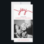 Joy Red Modern Script-kerstfotokaart Feestdagenkaart<br><div class="desc">Verstuur je vrienden,  familie en geliefden een feestvreugde met deze klassieke en stijlvolle fotokaarten met een rood script bovenaan en je favoriete foto. Uitzicht het overeenkomende collectie in de Young Wanderlust store!</div>