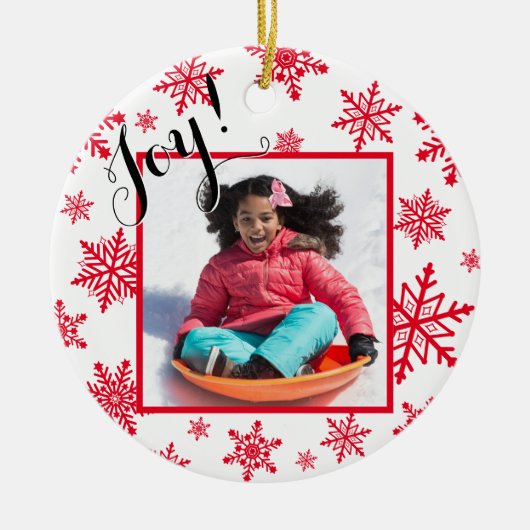 Joy! Rood- en wittekopflakken Ronde kerstfoto Keramisch Ornament (Voorkant)