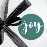 Joy schattig script eenvoudige typografie groene k ronde sticker<br><div class="desc">Kerstvakantie stickers met het woord "joy" in een elegant wit script over een dennengroene achtergrond. Alle kleuren zijn aanpasbaar in de ontwerptool.</div>