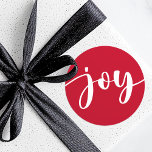 Joy schattig script eenvoudige typografie rode ker ronde sticker<br><div class="desc">Kerstvakantie stickers met het woord "joy" in een elegant wit script op een rode achtergrond. Alle kleuren zijn aanpasbaar in de ontwerptool.</div>