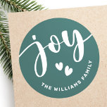Joy schattige script typografie groene naam Kerstm Ronde Sticker<br><div class="desc">Kerstvakantie stickers met het woord "joy" in een elegant wit script over een dennengroene achtergrond met twee harten en jouw naam hieronder. Alle kleuren zijn aanpasbaar in de ontwerptool.</div>