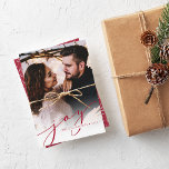 Joy Script | Elegant kerstmis Feestdagenkaart<br><div class="desc">Onze eenvoudige en elegante vakantiefootkaart is voorzien van uw favoriete volledige,  verticale of portretgeoriënteerde foto,  die aan wit bij de bodem langzaam verdwijnt. "Joy"verschijnt als klassieke cranberry rode manuscriptbekleding samen met uw namen of familienaam,  en het jaar. Kaarten keren terug naar een winterbladpatroon.</div>