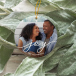 Joy Script | Foto Keramisch Ornament<br><div class="desc">Eenvoudig en elegant vakantie-ornament is voorzien van een foto aan beide zijden met "vreugde" in witte scriptletters. Gepersonaliseerd met het jaar of je familienaam eronder.</div>