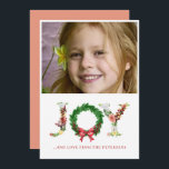 Joy script kerstfloral met aangepaste foto feestdagenkaart<br><div class="desc">Moderne traditionele kerstbezielende wintervakantiefamiliekaart met JOY floral script,  met rode holly bessen,  blauwe takken en een rode boog.           Personaliseer dit met uw afbeelding (horizontaal georiënteerd) en tekst!</div>