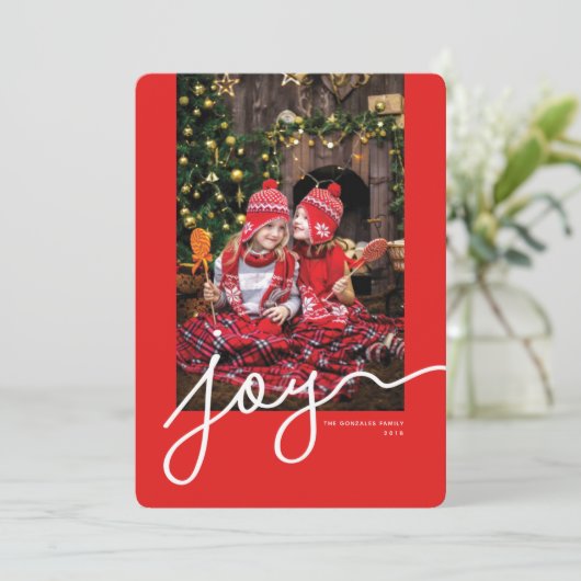 Joy Script Personalized Foto Red Holiday Kaart (Staand voorkant)