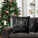 Joy Snowflake Eerste Kerstmis als Mr & Mrs Kussen<br><div class="desc">Voeg een vleugje sprankelende vakantie elegantie toe aan uw huis met het 'Joy Snowflake First Christmas as Mr & Mrs' Sierkussen. Het woord 'joy' is prachtig gemaakt met een zilveren glitterende sneeuwvlok, die het ontwerp met een magische toets doordrenkt. Vier je eerste kerst als getrouwd stel met dit unieke en...</div>