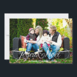 Joyeux Noël Cartes de Vœux Photo Police de Script Feestdagenkaart<br><div class="desc">Simplement élégant photo cartes de Noël présente "Joyeux Noël" dans un moderne belle script avec défilement détails blanc. Vert bandes diagonales ajouter de l'intérêt à l'arrière de la carte.</div>