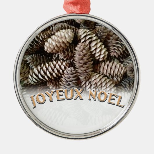 Joyeux Noel Kerstmis Vakantie Pine Cone Metalen Ornament (Voorkant)