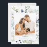 Joyful Arctic Winter Botanical foto Green Feestdagenkaart<br><div class="desc">Joyful Arctic Winter botanical,  multi-fotorakaart. Kaartkenmerken,  elegante waterverf lijsten winterbessen,  katoen,  bladeren en diktes met coördinatie van groene kleur voor het dragen van steuntjes en tekst. Enige foto op voorzijde en twee foto's op achterzijde.</div>