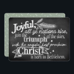 Joyful | Chalkboard Typography Flat Holiday Kaart<br><div class="desc">Het seizoen vieren met deze handgeschetste kaart met een witte krijtbordstijl van de kersthymne "Hark, de Herald Angels Sing", geschreven door Charles Wesley in 1739. De achterkant is een zachte groente met kleine geveterde dennenbomen verspreid en in het midden een bleke witte rechthoek, perfect voor je eigen handgeschreven bericht. Dit...</div>