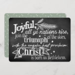 Joyful | Chalkboard Typography Flat Holiday Kaart<br><div class="desc">Het seizoen vieren met deze handgeschetste kaart met een witte krijtbordstijl van de kersthymne "Hark, de Herald Angels Sing", geschreven door Charles Wesley in 1739. De achterkant is een zachte groente met kleine geveterde dennenbomen verspreid en in het midden een bleke witte rechthoek, perfect voor je eigen handgeschreven bericht. Dit...</div>