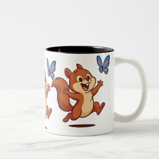 Joyful Chase – Happy Squirrel & Butterfly Tweekleurige Koffiemok (Rechts)