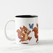 Joyful Chase – Happy Squirrel & Butterfly Tweekleurige Koffiemok (Links)