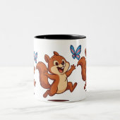 Joyful Chase – Happy Squirrel & Butterfly Tweekleurige Koffiemok (Center)