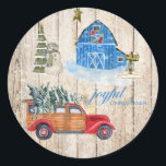 JOYFUL CHRISTMAS - Rustieke landelijke vakantiesce Ronde Sticker<br><div class="desc">Rustic, de sticker van een land heeft zo'n leuk ontwerp. Er is een oude vrachtwagen die een kerstboom naar huis brengt. Een blauw boerenhuis is op de achtergrond met een kerstkreet erop, een brievenbus en een sneeuwpop die een kerstboom bewaakt die in sneeuw is bedekt. De Noordster schijnt op de...</div>