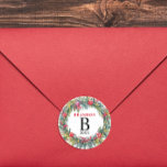 Joyful Christmas Waterverf krans naam Monogram Ronde Sticker<br><div class="desc">Deze klassieke sticker heeft een vrolijke rode en groene waterverf kerstkrans met een modern aanpasbaar initiaal | monogram en naam. Perfect om een geschenk te versieren op een delicate,  elegante en doordachte manier.</div>