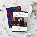 Joyful Elegant Navy Red Green Tartan Foto Feestdagenkaart<br><div class="desc">De stijlvolle kerstfotokaart "Joyful Holiday" biedt een klassiek blauw van de marine, jager groen, en rood Schots tartan rand met een minimale scherpe witte achtergrond om uw favoriete feestfoto te markeren. De moderne tekst van de houtskool grijs kan volledig-gepersonaliseerd met uw familienaam, familieleden namen, en het jaar worden. Het diagonaal...</div>