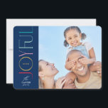 JOYFUL FAMILIE FOTO modern elegant blauw kleurrijk Feestdagenkaart<br><div class="desc">door kat massard >>> WWW.SIMPLYSWEETPAPERIE.COM <<<< Een elegant kaartontwerp met de quote "JOYFUL" met een gecombineerd elegant scripttype met seriële typografie en een leuk patroon aan de achterzijde, waardoor u de mogelijkheid hebt om een persoonlijk bericht met de hand te schrijven. Met trendy vierkante foto aan de voorkant voor je...</div>