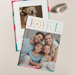 JOYFUL FAMILIE FOTO moderne serif typografie kleur Feestdagenkaart<br><div class="desc">door kat massard >> WWW.SIMPLYSWEETPAPERIE.COM <<< een elegant kaartontwerp met de prijsopgave "JOYFUL" met een gecombineerd elegant scripttype met serif typografie en een duidelijke kleur op de achterzijde,  zodat u een persoonlijk bericht kunt afgeven. Met trendy bewerkte vierkante foto op de voorkant voor je favoriete foto!</div>
