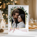 Joyful Greenery Gold Arch & Snow Overlay 1 Foto Feestdagenkaart<br><div class="desc">Dit ontwerp is voorzien van een moderne groene boog met een delicaat glitter goud lijst en gouden borstelslagen, en een lichte sneeuw die aan de onderkant van de foto duikt. Als u geavanceerde wijzigingen wilt aanbrengen, selecteert u 'Klik om verder aan te passen' onder 'Deze sjabloon aanpassen'. Hier kunt u...</div>