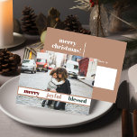 Joyful Merry kerstfoto Briefkaart<br><div class="desc">Dit briefkaart van Kerstmis is voorzien van een gebied om uw eigen familiefoto,  een modern handgeschreven doopvont,  en elegante goud en witte kleurencombinatie toe te voegen. Bewerk de *Meest* formulering om aan uw behoeften tegemoet te komen en bewerk alle kleuren in uw smaak.</div>