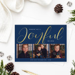 Joyful Modern Blue and Gold Script Photo Collage Folie Feestdagenkaart<br><div class="desc">Deze stijlvolle kerstfeestkaart is voorzien van een unieke lay-out en een minimalistisch ontwerp met drie fotoruimtes aan de voorzijde en een moderne en elegante scripttypografie in echte gouden folie met blauw achtergrondkleur. Pas de eenvoudige achternaam of familiehandtekening en het jaar aan, en kies om een extra bericht op de rug...</div>