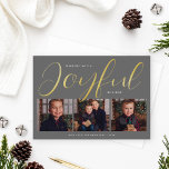 Joyful Modern Gray and Gold Script Photo Collage Folie Feestdagenkaart<br><div class="desc">Deze stijlvolle kerstfeestkaart is voorzien van een unieke lay-out en een minimalistisch ontwerp met drie fotoruimtes aan de voorzijde en een moderne en elegante scripttypografie in echte gouden folie met een kleur met een grijze achtergrond voor houtskool. Pas de eenvoudige achternaam of familiehandtekening en het jaar aan, en kies om...</div>