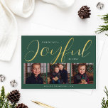 Joyful Modern Green and Gold Script Photo Collage Folie Feestdagenkaart<br><div class="desc">Deze stijlvolle kerstfeestkaart met "Joyful" biedt een unieke lay-out en een minimalistisch ontwerp met een 3 fotoruimtes aan de voorzijde en een moderne en elegante scripttypografie in echte gouden folie met een hongergroene achtergrondkleur. Pas de eenvoudige achternaam of familiehandtekening en het jaar aan, en kies om een extra bericht op...</div>