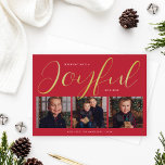 Joyful Modern Red and Gold Script Photo Collage Folie Feestdagenkaart<br><div class="desc">Deze stijlvolle kerstfeestkaart is voorzien van een unieke lay-out en een minimalistisch ontwerp met drie fotoruimtes aan de voorzijde en een moderne en elegante scripttypografie in echte gouden folie met rode achtergrondkleur. Pas de eenvoudige achternaam of familiehandtekening en het jaar aan, en kies om een extra bericht op de rug...</div>
