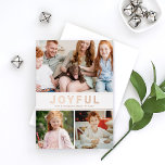 Joyful Moderne Family Photo Collage Roos Gold Folie Feestdagenkaart<br><div class="desc">Dit moderne en minimalistische kerstfotocollage-design is voorzien van de "JOYFUL"-tekst in een eenvoudige en vette, serif lettertekens die in de bladaluminium van echt roos zijn gedrukt. Pas uw drie favoriete foto's aan (plus bonusfoto op de rug), uw familienaam, en het jaar. Op de achterzijde staat een aanvullende bonusformulering. Ideaal voor...</div>