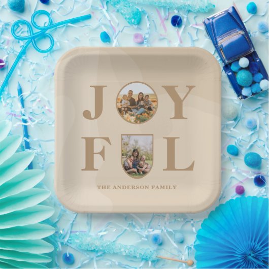 Joyful | Moderne, minimalistische beige Arch 2 fot Papieren Bordje (Feest)