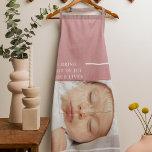 Joyful Moments Collectie: Roze Baby Foto's Schort<br><div class="desc">Introductie van ons "Joyful Moments Collectie", waarin geluk en creativiteit elkaar ontmoeten! Vier de pure vreugde en verwondering van het leven met onze prachtige roze achtergrond Baby Photo Quote producten. Of je nu voor jezelf winkelt of op zoek bent naar het perfecte cadeau, ons collectie belooft je dag op te...</div>