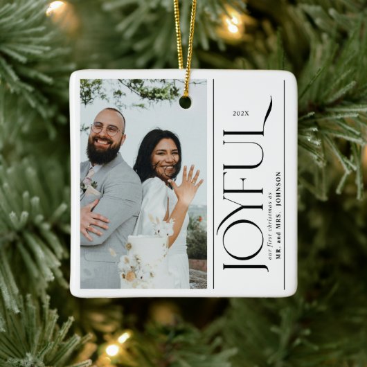 Joyful Newlywed Photo First Christmas Married Keramisch Ornament (Boom)