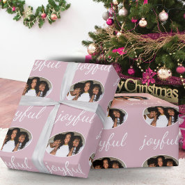 Joyful Pastel Pink Script Kerstfeestdag Foto Cadeaupapier