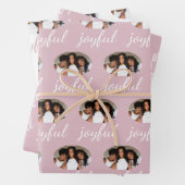 Joyful Pastel Pink Script Kerstfeestdag Foto Inpakpapier Vel (In situ)