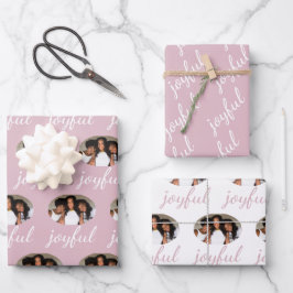 Joyful Pastel Pink Script Kerstfeestdag Foto Inpakpapier Vel